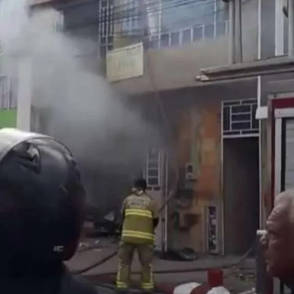 Fotos de incendio en Bosa, en nota de Bogotá hoy, con explosión e incendio en Bosa en festivo y reacción de los bomberos