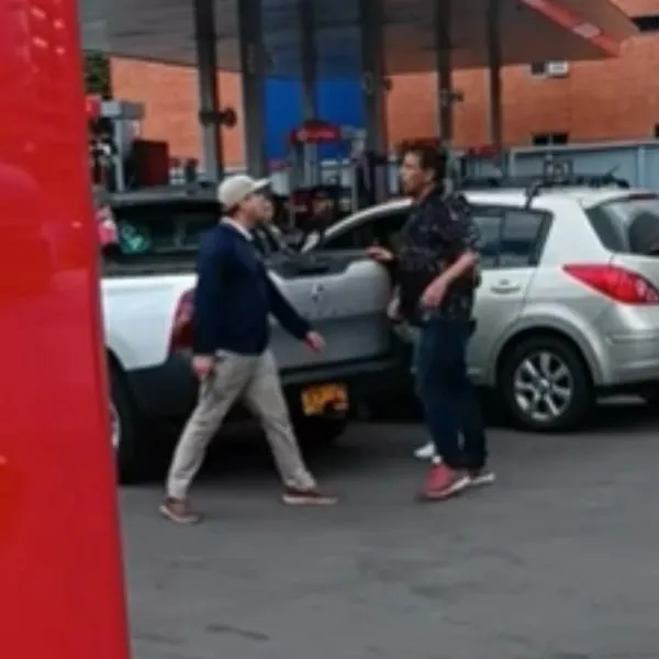 Dura pelea de conductores por tanquear primero en bomba de gasolina, en Bogotá: "Yo estaba primero". Se fueron a los puños. 