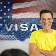 Visa y hombre con bandera de Colombia pintada, en nota sobre qué colombianos pueden tramitar visa de Estados Unidos sin costo