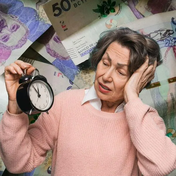 Imagen de referencia de persona mayor y dinero colombiano.