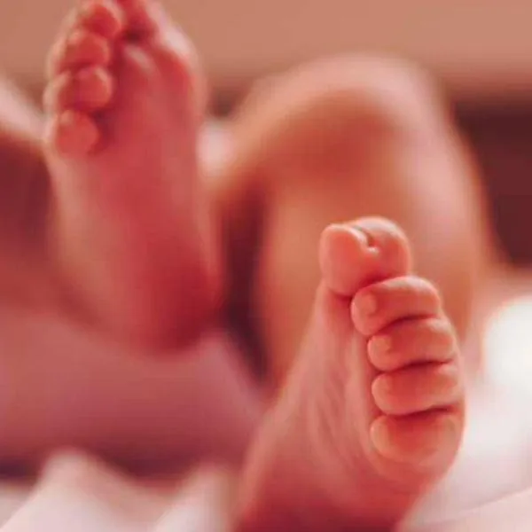 Imagen para ilustrar el caso de un niño de 2 años que murió asfixiado luego de que su abuela le cayó encima al sufrir un infarto
