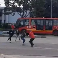 Pelea frente al Portal 80 de Transmilenio en Bogotá causó temor este 7 de enero y el video se viralizó en redes sociales.