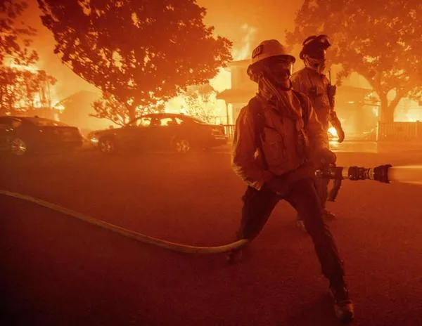 Fuertes incendios se extienden en California, EE.UU.
