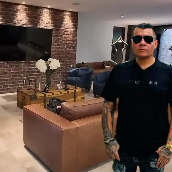 Sala de la casa de Alzate en Medellín y el cantante, en nota sobre cómo es su mansión