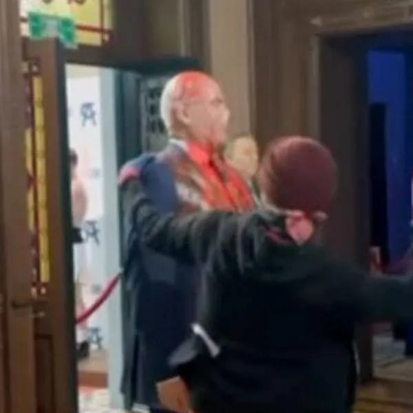 Activista destruye estatua de Benjamín Netanyahu en Museo de Cera de México