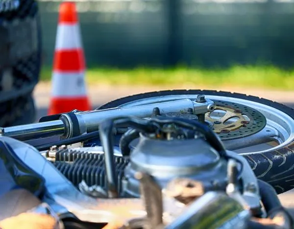 Moto se enredó con los separadores de la vía, parrillera de 24 años murió