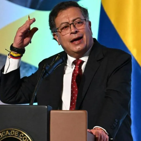 Gustavo Petro propone entregar más plata al sistema de salud con nuevos impuestos a juegos de azar y extracción de hidrocarburos en Colombia.