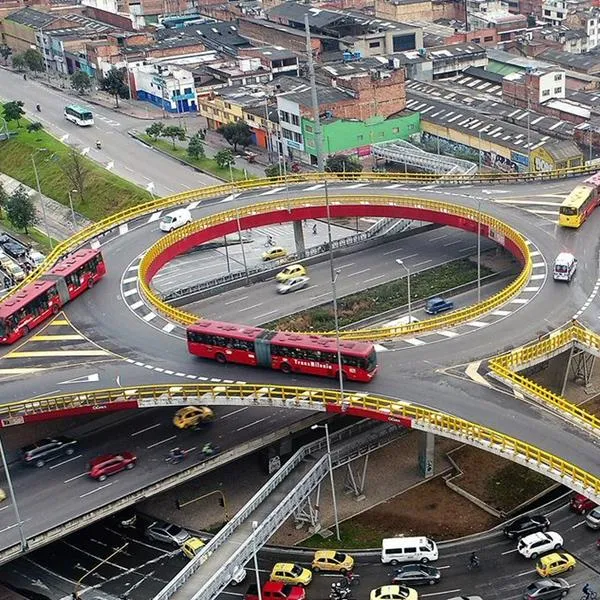 Hombre cayó en carril de Transmilenio hoy en Bogotá y bomberos lo auxilian