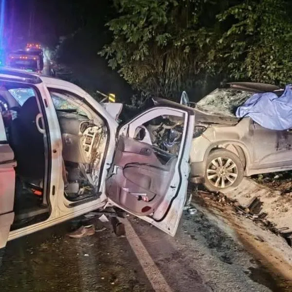 Así quedaron los vehículos chocados entre Hobo y Gigante, en Huila. Hubo 3 muertos