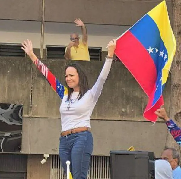 Maria Corina Machado, líder opositora, apareció en las marchas en Venezuela hoy contra el régimen de Nicolás Maduro, y muestran primer video.