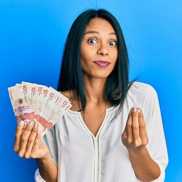 Aclaran en cuánto quedó el pago por trabajar una hora extra en Colombia si se gana el salario mínimo este 2025. Atento para que no lo tumben.