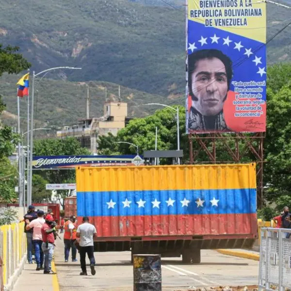Venezuela ordena el cierre de fronteras con Colombia por la posesión de Nicolás Maduro y dice que hay "conspiración internacional". 
