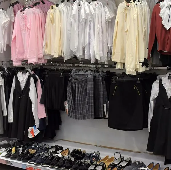 Uniformes de colegio baratos en almacenes Only con promoción