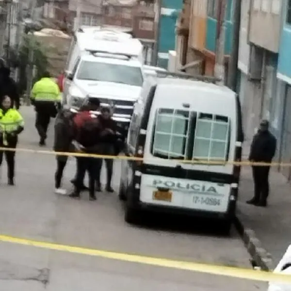 Hombre de 74 años asesina a su esposa en plena calle frente a su hija