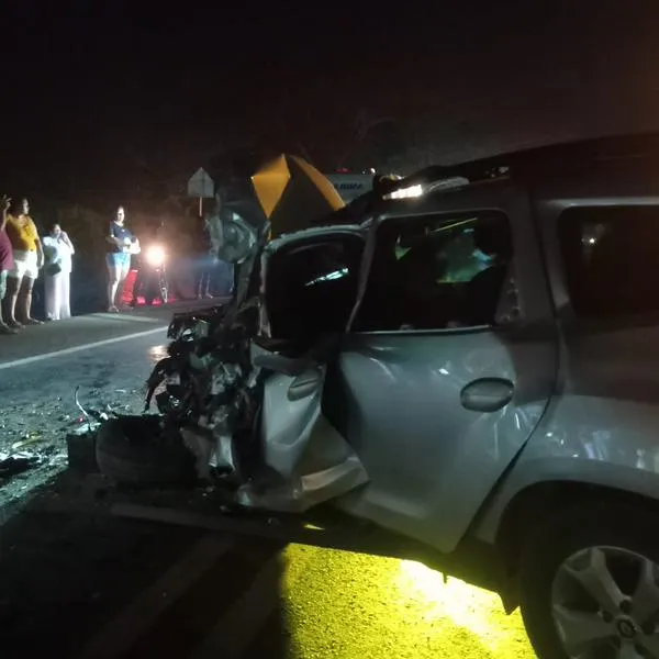 Aparatoso choque entre bus turístico y vehículo particular en vía Montería-Planeta Rica