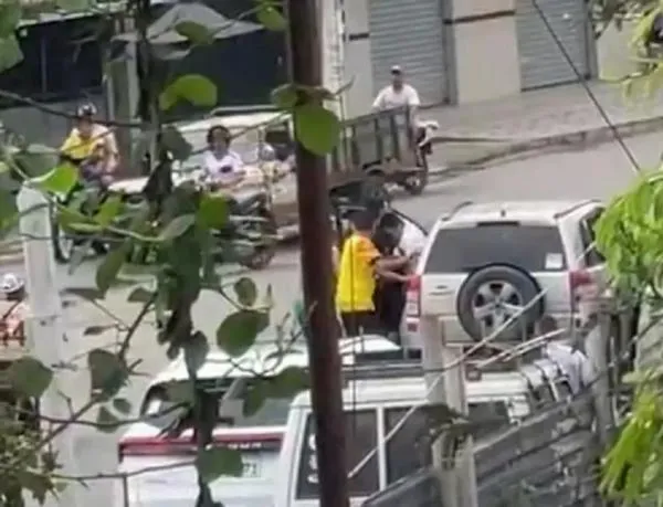 Sicarios atacaron a tiros a alcalde en Ecuador cuando iba en su propio carro