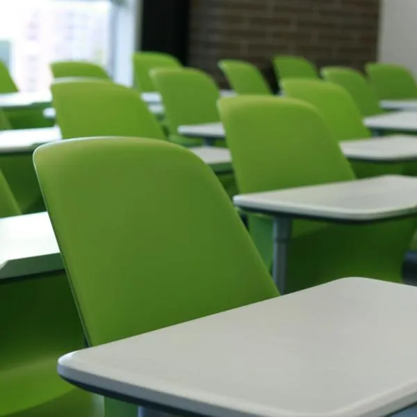 Aula de clase vacío en Bogotá. Se confirmó la fecha de regreso a los colegios.