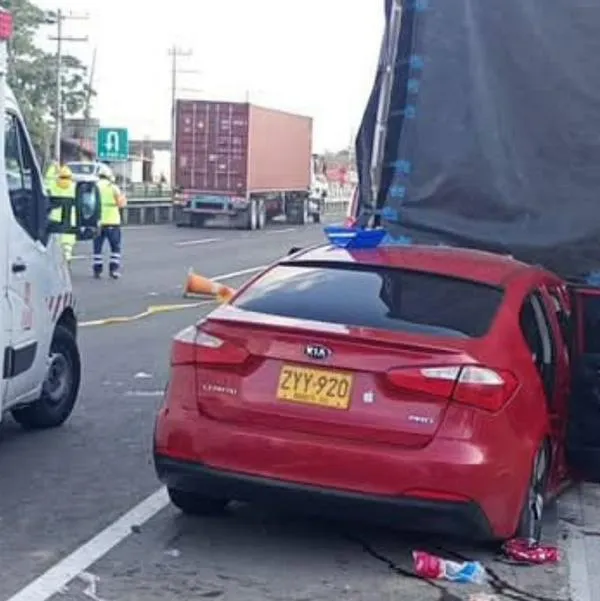 Accidente vía Girardot-Bogotá, carro chocó con tractocamión. Un muerto y cuatro heridos.