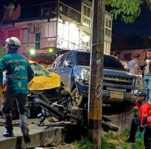 Grave accidente en Medellín: mujer que iba en moto murió al chocar contra taxi