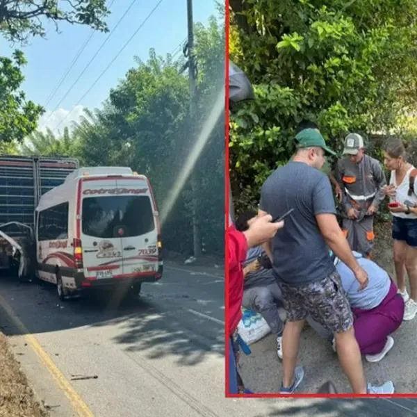 Un imprudente motociclista causó un fuerte accidente entre una buseta y un camión de pollos: uno de los conductores quedó aprisionado en cabina.