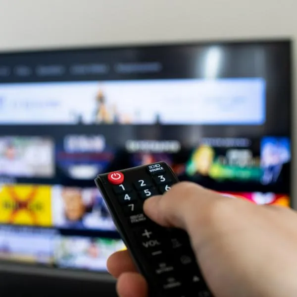 ¿Por qué se debe actualizar las aplicaciones en el televisor? 