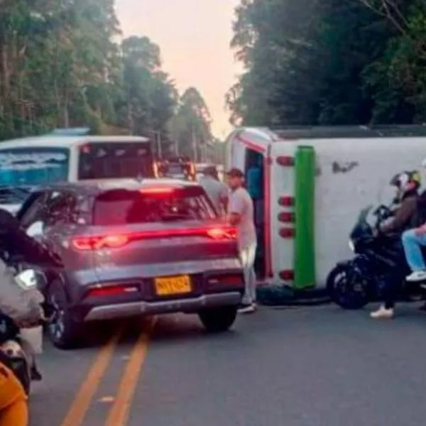 Accidente Antioquia: bus chocó contra un carro, se volcó y dejó 8 heridos
