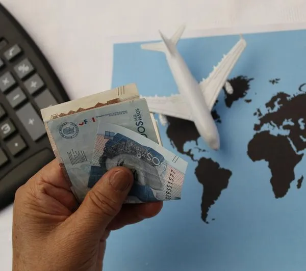 Dicen cuánto dinero en efectivo se puede llevar en un avión de y hacia Colombia