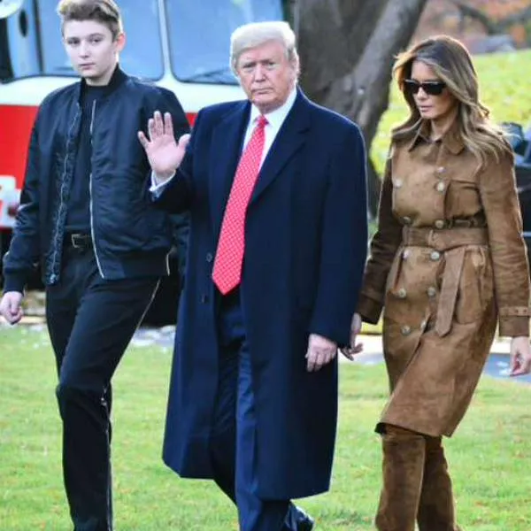 Foto de Barron Trump y sus padres, en nota de quién es el hijo de Donald Trump con Melania, Barron Trump, que actúa en sombra