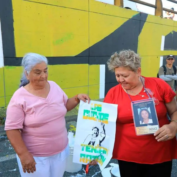 Con presencia de mujeres buscadoras, vuelven a pintar en Medellín el mural sobre La Escombrera que borró la Alcaldía 