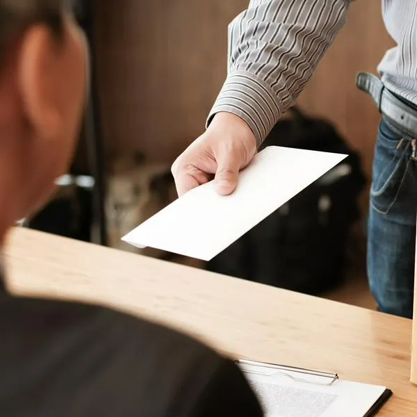 Imagen de referencia de renuncia en nota sobre cómo hacer una carta para dejar el trabajo