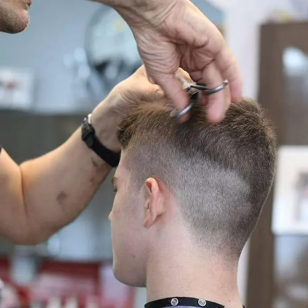 en nota de qué significa cortarse cabello tras acabar una relación, según psicología