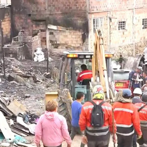 Así quedaron las 8 casas en San Blas, San Cristóbal, destruidas por el incendio en Bogotá, que habría sido causado por una quema de basuras