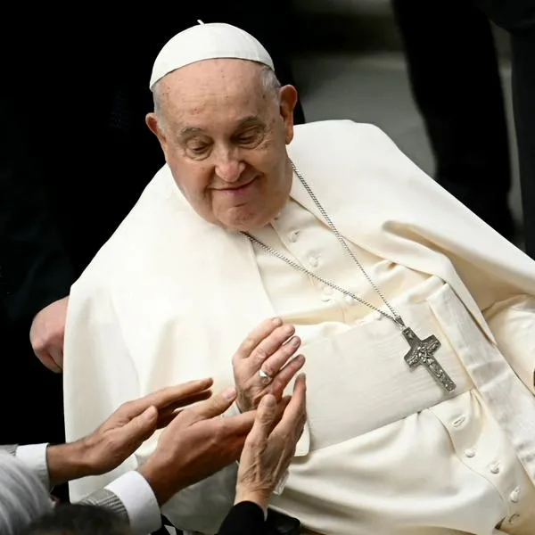 Se cayó el papa Francisco hoy: video de cómo quedó con el brazo inmovilizado