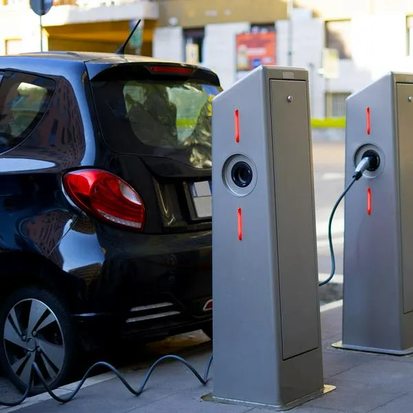 Carro eléctrico en nota sobre que Cundinamarca instalará estaciones para cargar esos vehiculos 