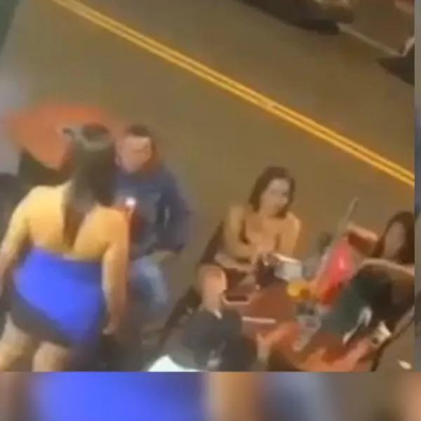 Joven cenaba con amigos en la calle y fue atropellada por una moto