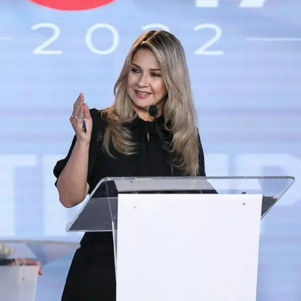 Vicky Dávila y su equipo económico. 