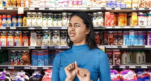 Imagen de referencia de mujer asqueada y supermercado con productos lácteos.