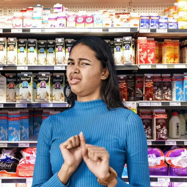 Imagen de referencia de mujer asqueada y supermercado con productos lácteos.