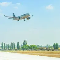 Avión descendiendo, en nota sobre cuál es el aeropuerto en el que se siente más turbulencia