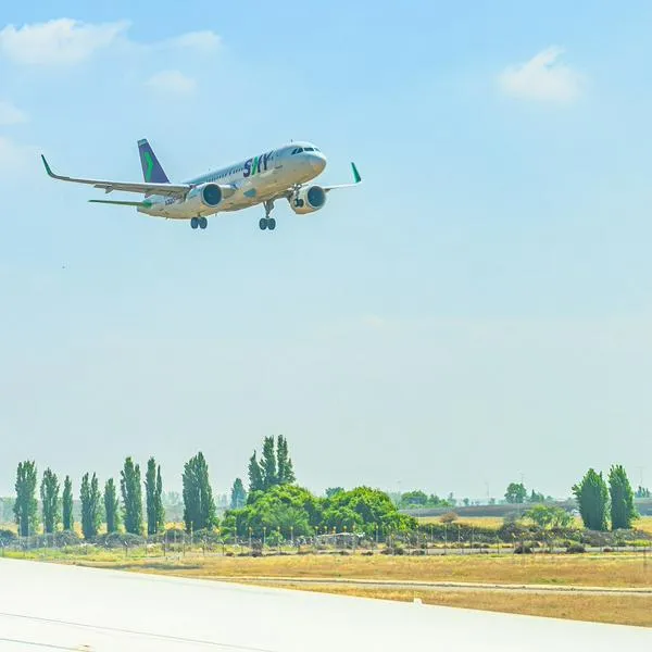 Avión descendiendo, en nota sobre cuál es el aeropuerto en el que se siente más turbulencia
