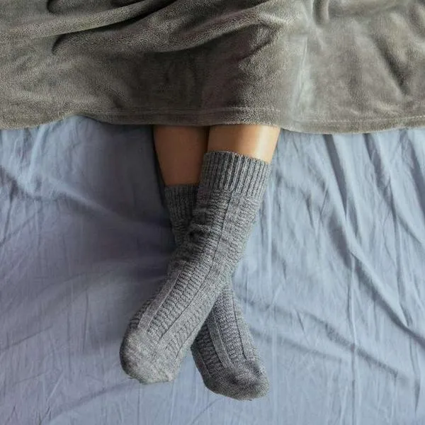Foto de dormir con medias, en nota de qué significa que alguien prefiera dormir con medias, según psicología