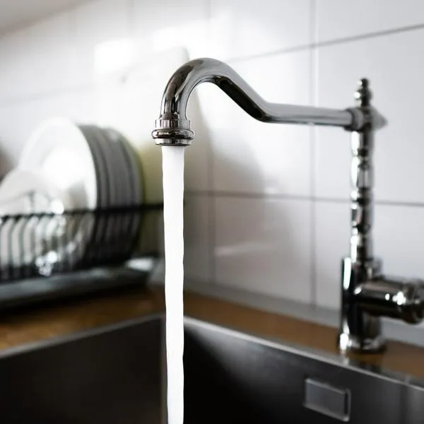 Colombianos que superen el nuevo límite de consumo de agua deberán pagar el doble en el recibo. Así es la nueva multa que regirá en 2025.
