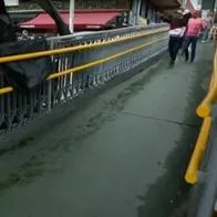 Víctima de robo en puente de estación de Transmilenio falleció tras estar en UCI: ladrón lo apuñaló