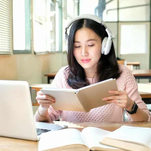 Joven escuchando música para estudiar, para contextualizar lo que dijo la psicología de cuál es el mejor género para concentrarse