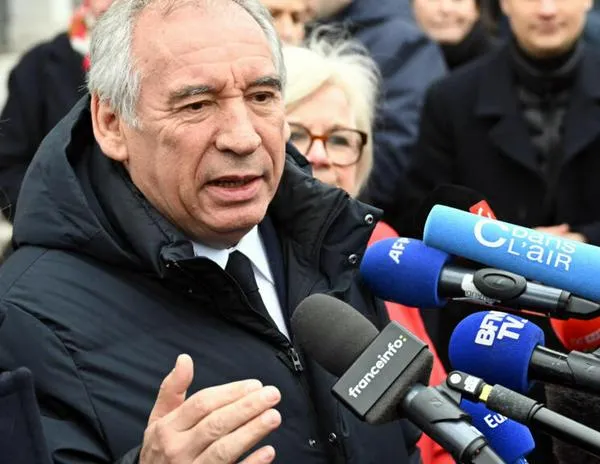 Sindicatos y patronal renegocian impopular reforma de las pensiones en Francia