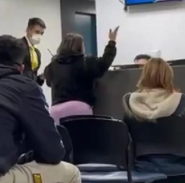 Momento en el que una mujer pelea en un hospital porque no la atendieron al llegar un minuto tarde a su cita médica