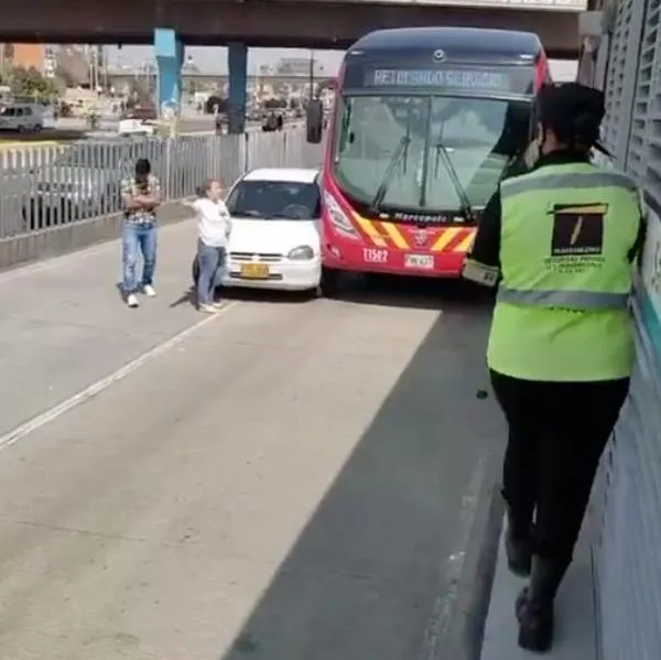 Momento en el que una mujer choca contra un Transmilenio luego de invadir el carril