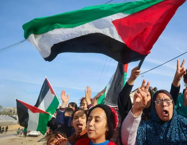 Entra en vigor la tregua en Gaza, los desplazados regresan a sus hogares