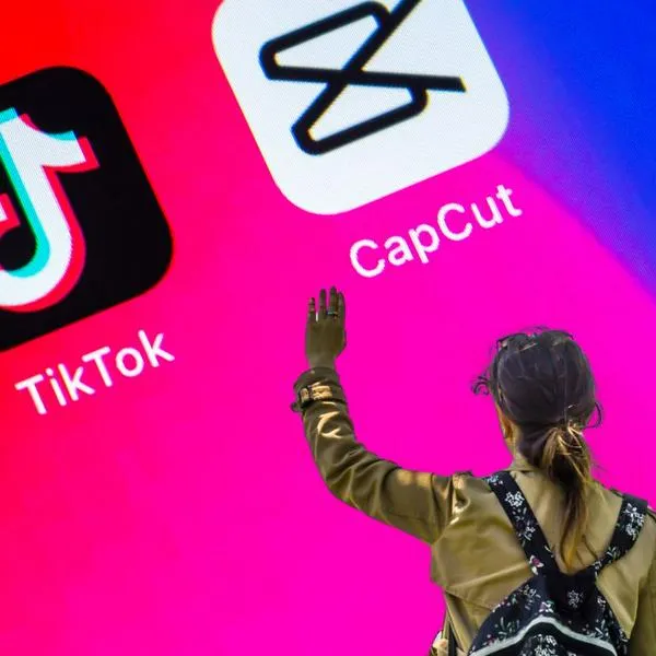 Imagen de referencia de persona despidiéndose de CapCut y TikTok.