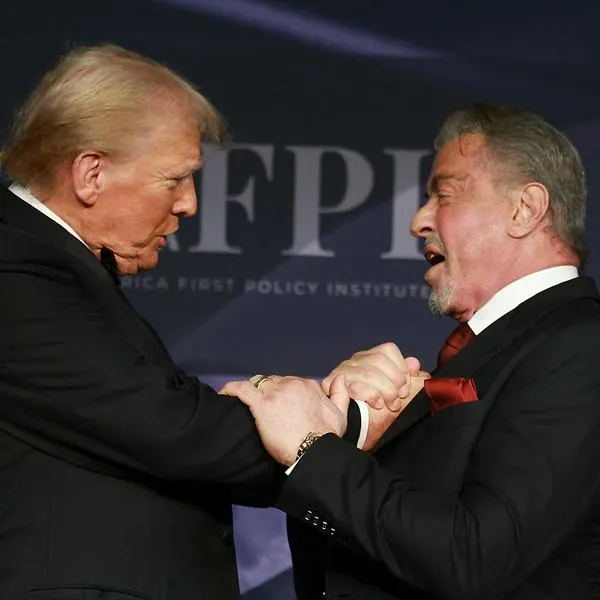 Donald Trump junto a Sylvester Stallone, a quien nombró junto a Mel Gibson y Jon Voight como embajadores especiales de Hollywood, de cara a su posesión presidencial en EE. UU.